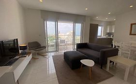 Spectacular Distant Seaview Apt